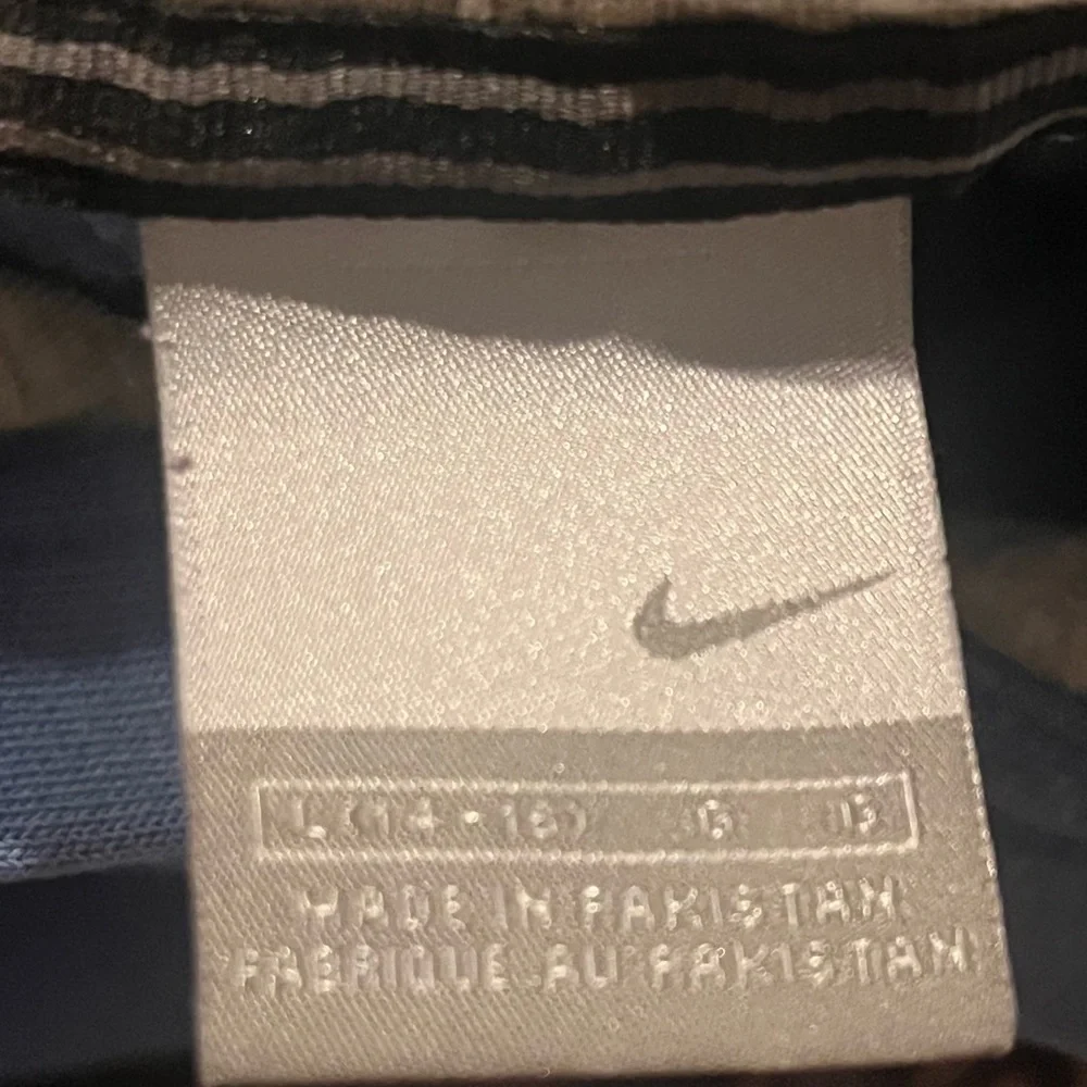 Nike Hoodie Size Large Embroidered Logo Rubber Tag Quality Piece Worn Just Right